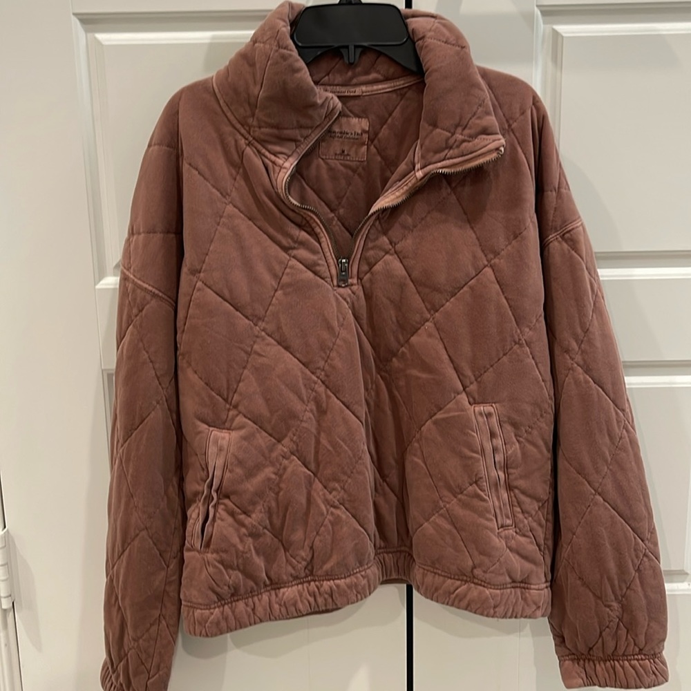 Abercrombie women’s size medium quilted sweatshirt crop